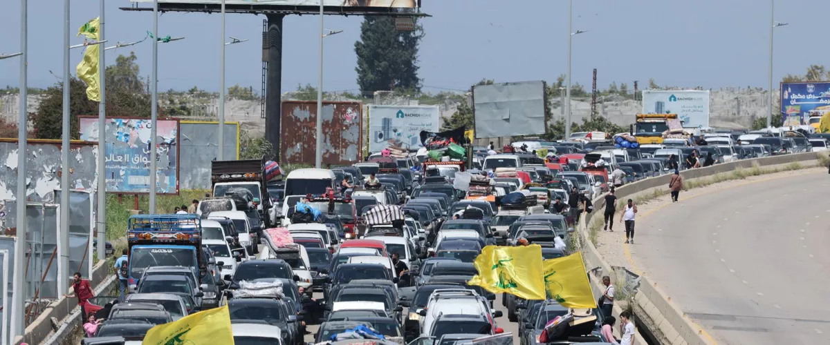 Tyre (Lebanon), 17/04/2026.- Vehicles line up on a road before the Qasmiyeh Bridge as they return to their homes near Tyre, southern Lebanon, 17 April 2026. Israel and Lebanon have agreed to a 10-day ceasefire, which went into effect at midnight on 16 April. (Líbano) EFE/EPA/WAEL HAMZEH
