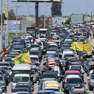 Tyre (Lebanon), 17/04/2026.- Vehicles line up on a road before the Qasmiyeh Bridge as they return to their homes near Tyre, southern Lebanon, 17 April 2026. Israel and Lebanon have agreed to a 10-day ceasefire, which went into effect at midnight on 16 April. (Líbano) EFE/EPA/WAEL HAMZEH
