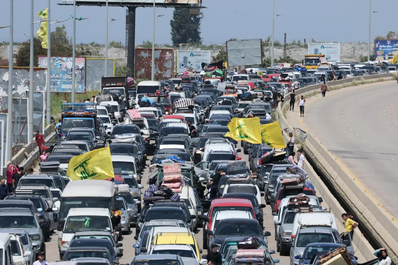 Tyre (Lebanon), 17/04/2026.- Vehicles line up on a road before the Qasmiyeh Bridge as they return to their homes near Tyre, southern Lebanon, 17 April 2026. Israel and Lebanon have agreed to a 10-day ceasefire, which went into effect at midnight on 16 April. (Líbano) EFE/EPA/WAEL HAMZEH
