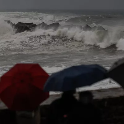 GRAFCAV7358. SAN SEBASTIÁN (ESPAÑA), 03/12/2025.- Los cielos en el País Vasco se presentan este miércoles nubosos con chubascos, especialmente en el litoral, donde podrán ser tormentosos, la cota de nieve subirá desde los 1.000 hasta los 1.200 metros, las temperaturas descenderán y el viento soplará del oeste, con rachas fuertes en zonas expuestas. El estado de la mar, en el Cantábrico hasta las veinte millas, será de marejada a fuerte marejada, la mar de fondo del noroeste levantará olas en torno a 3 o 3,5 metros de altura y el viento soplará del oeste, fuerza 4 a 5. EFE/Juan Herrero.

