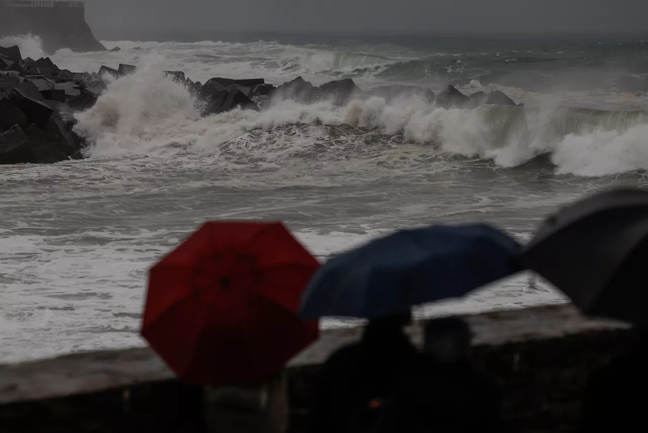 GRAFCAV7358. SAN SEBASTIÁN (ESPAÑA), 03/12/2025.- Los cielos en el País Vasco se presentan este miércoles nubosos con chubascos, especialmente en el litoral, donde podrán ser tormentosos, la cota de nieve subirá desde los 1.000 hasta los 1.200 metros, las temperaturas descenderán y el viento soplará del oeste, con rachas fuertes en zonas expuestas. El estado de la mar, en el Cantábrico hasta las veinte millas, será de marejada a fuerte marejada, la mar de fondo del noroeste levantará olas en torno a 3 o 3,5 metros de altura y el viento soplará del oeste, fuerza 4 a 5. EFE/Juan Herrero.
