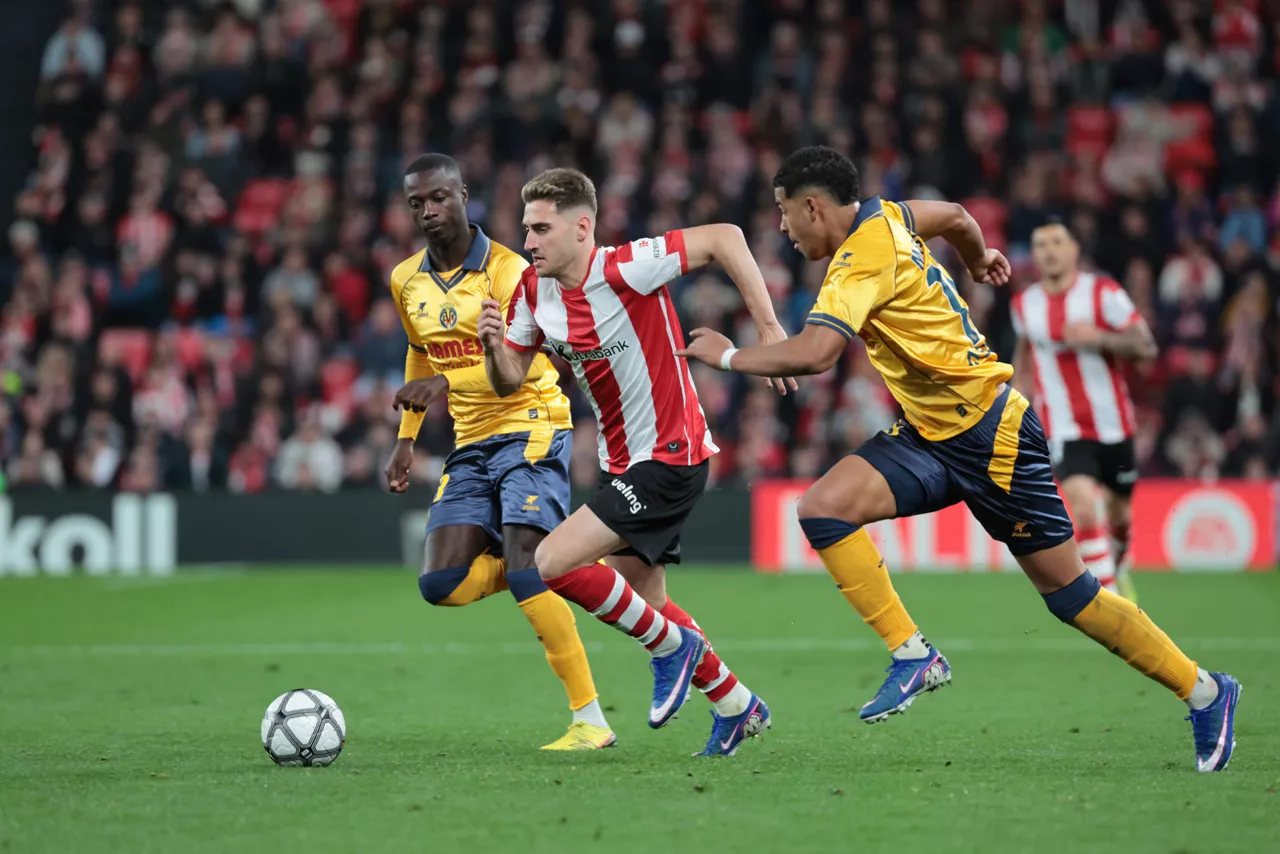 BILBAO, 12/04/2026.-El jugador del Athletic Club de Bilbao Robert Navarro y el jugador del Villarreal Álvaro Mouriño, durante el partido de la jornada 31 de LaLiga EA Sports entre el Athletic Club de Bilbao y el Villarreal CF, este domingo en el estadio de San Mamés.- EFE/ Luis Tejido
