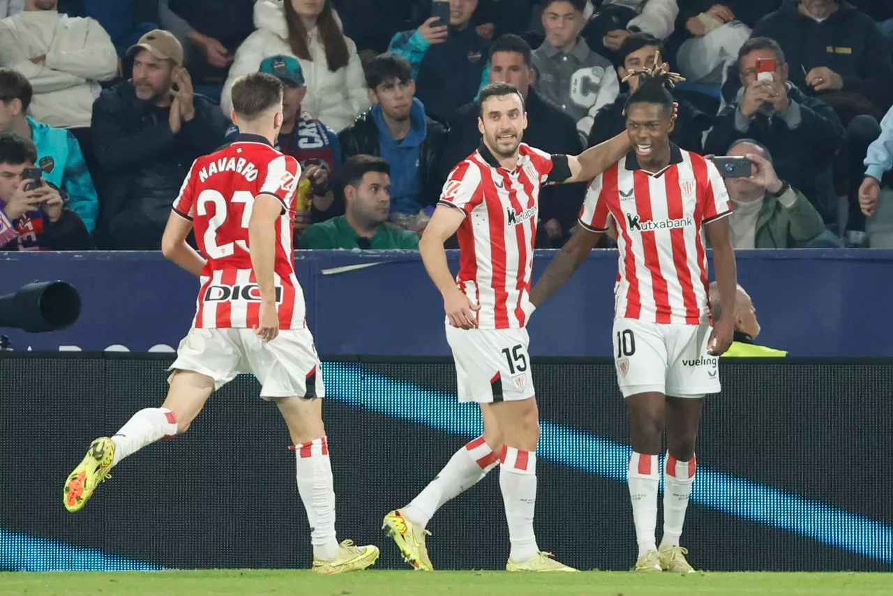 VALENCIA, 29/11/2025.- El delantero del Athletic Nico Williams (d) celebra tras anotar el segundo gol del equipo durante el partido de la jornada 14 de LaLiga EA Sports que Levante UD y Athletic Club Bilbao disputan este sábado, en el Estadio Ciudad de Valencia. EFE/ Ana Escobar
