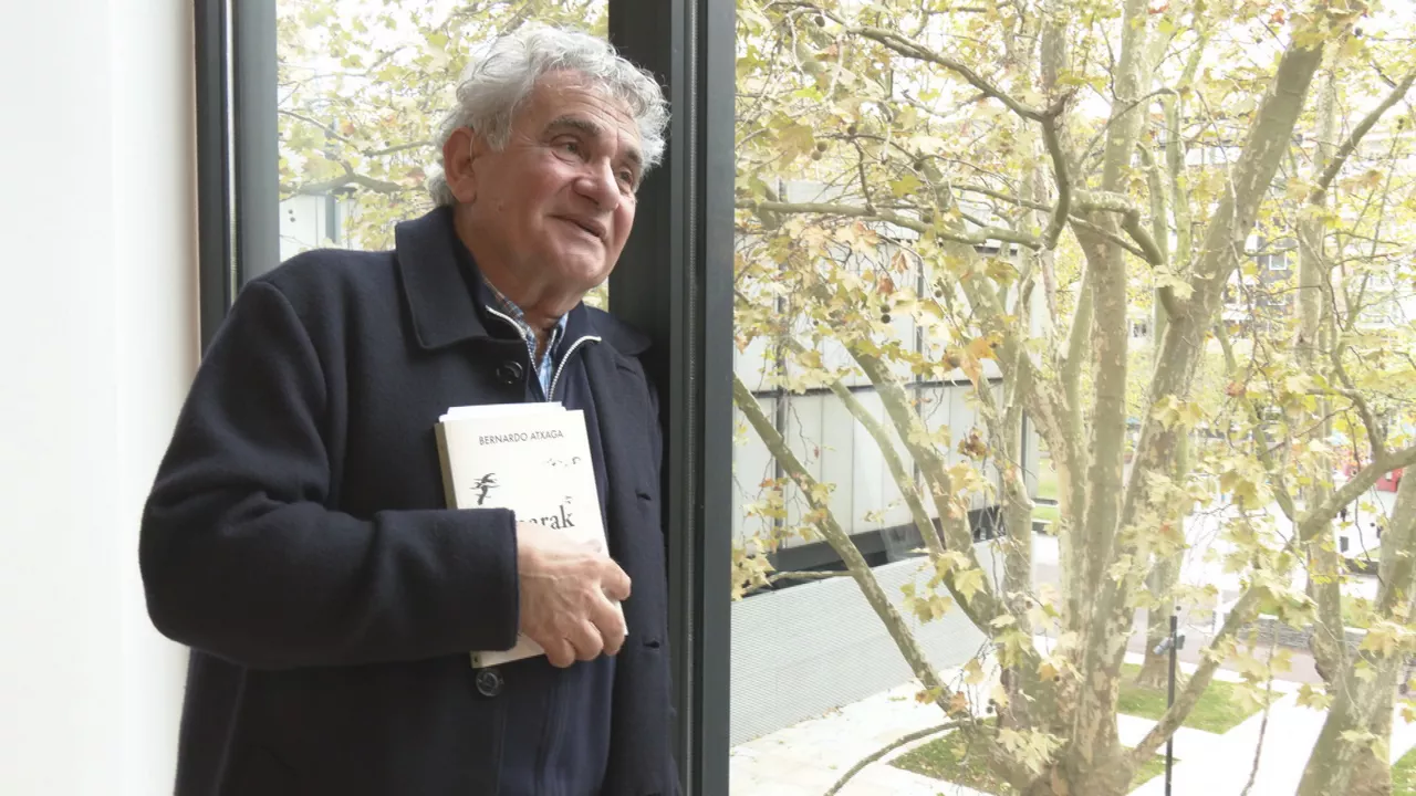  Bernardo Atxaga idazleak "Enarak" eleberria argitaratu du