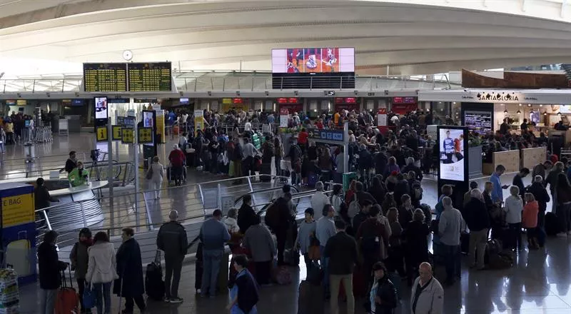 Aeropuerto de Bilbao Bilboko aireportua Loiu atzerapenak. EFE
