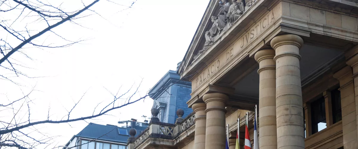 SAN SEBASTIÁN (ESPAÑA), 02/03/2026.- Comienza este lunes en la Audiencia de Gipuzkoa el juicio contra dos adultos acusados de intentar matar a un menor a la salida de un centro educativo de San Sebastián. EFE/Juan Herrero.
