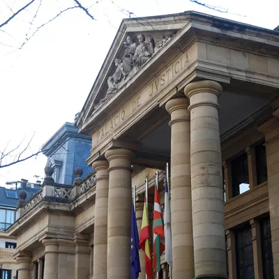 SAN SEBASTIÁN (ESPAÑA), 02/03/2026.- Comienza este lunes en la Audiencia de Gipuzkoa el juicio contra dos adultos acusados de intentar matar a un menor a la salida de un centro educativo de San Sebastián. EFE/Juan Herrero.
