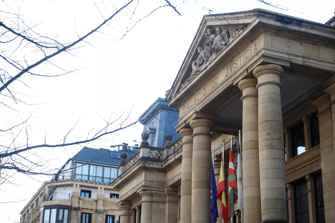 SAN SEBASTIÁN (ESPAÑA), 02/03/2026.- Comienza este lunes en la Audiencia de Gipuzkoa el juicio contra dos adultos acusados de intentar matar a un menor a la salida de un centro educativo de San Sebastián. EFE/Juan Herrero.
