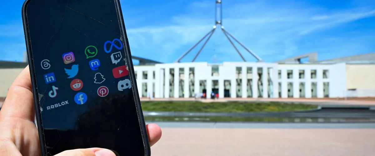 CANBERRA (Australia), 10/12/2025.- Social media application logos appear on a mobile phone screen outside Parliament House in Canberra, Australia, 10 December 2025. The social media ban for minors under 16 in Australia takes effect on 10 December 2025. EFE/EPA/LUKAS COCH AUSTRALIA AND NEW ZEALAND OUT
