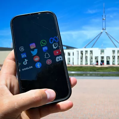 CANBERRA (Australia), 10/12/2025.- Social media application logos appear on a mobile phone screen outside Parliament House in Canberra, Australia, 10 December 2025. The social media ban for minors under 16 in Australia takes effect on 10 December 2025. EFE/EPA/LUKAS COCH AUSTRALIA AND NEW ZEALAND OUT
