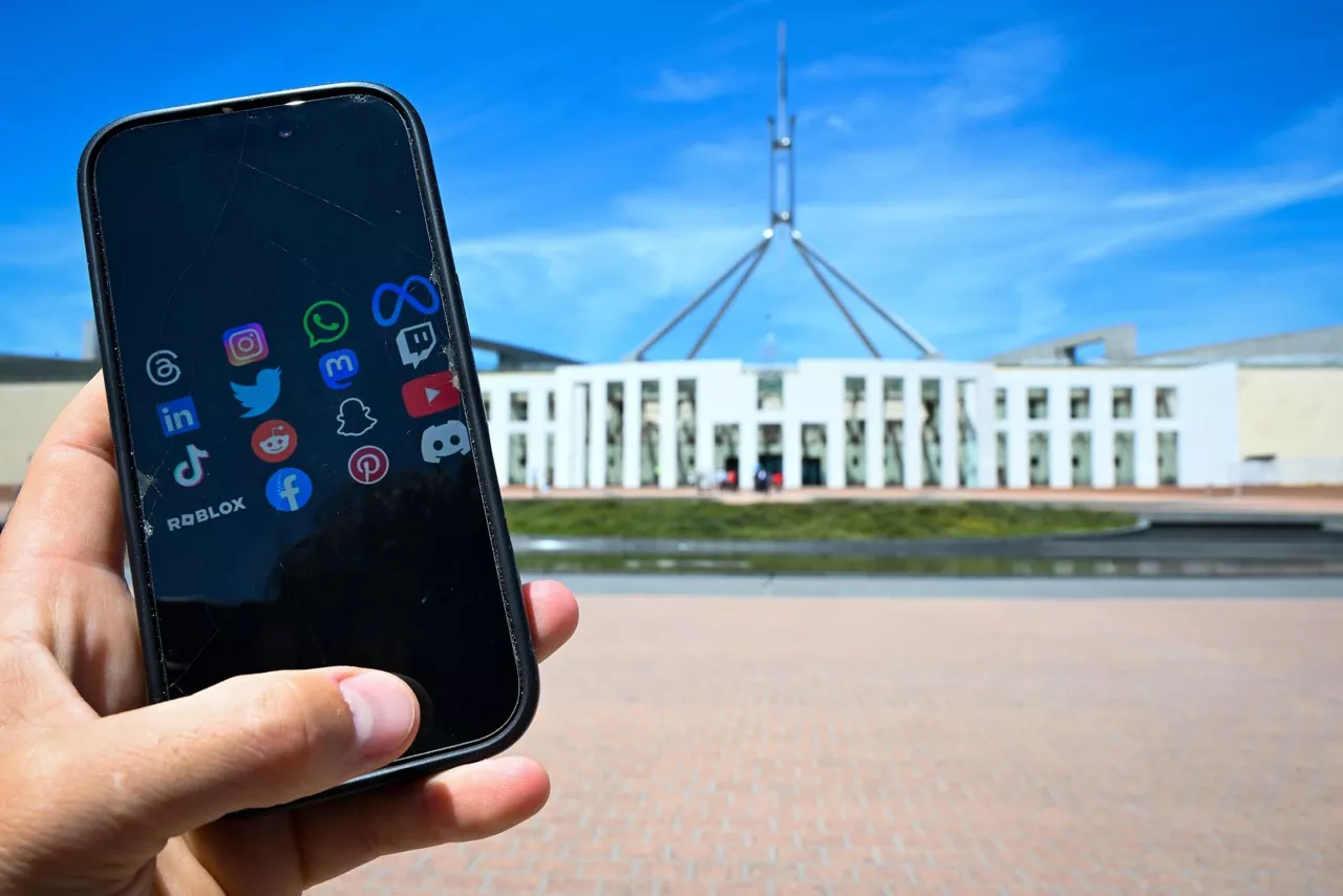 CANBERRA (Australia), 10/12/2025.- Social media application logos appear on a mobile phone screen outside Parliament House in Canberra, Australia, 10 December 2025. The social media ban for minors under 16 in Australia takes effect on 10 December 2025. EFE/EPA/LUKAS COCH AUSTRALIA AND NEW ZEALAND OUT
