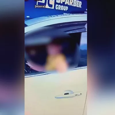 Mutikoa autoa gidatzen Irunen