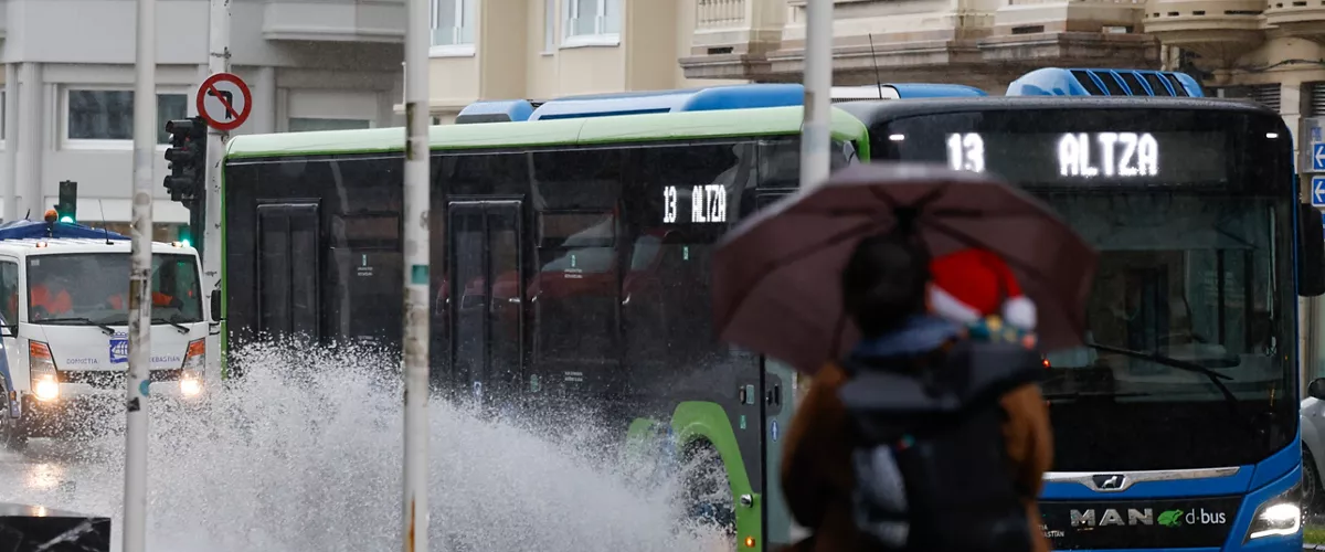 GRAFCAV7355. SAN SEBASTIÁN (ESPAÑA), 03/12/2025.- Los cielos en el País Vasco se presentan este miércoles nubosos con chubascos, especialmente en el litoral, donde podrán ser tormentosos, la cota de nieve subirá desde los 1.000 hasta los 1.200 metros, las temperaturas descenderán y el viento soplará del oeste, con rachas fuertes en zonas expuestas. El estado de la mar, en el Cantábrico hasta las veinte millas, será de marejada a fuerte marejada, la mar de fondo del noroeste levantará olas en torno a 3 o 3,5 metros de altura y el viento soplará del oeste, fuerza 4 a 5. EFE/Juan Herrero.

