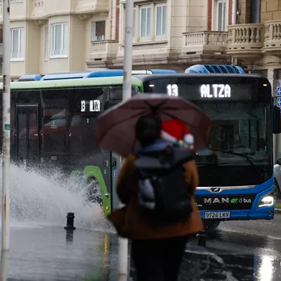 GRAFCAV7355. SAN SEBASTIÁN (ESPAÑA), 03/12/2025.- Los cielos en el País Vasco se presentan este miércoles nubosos con chubascos, especialmente en el litoral, donde podrán ser tormentosos, la cota de nieve subirá desde los 1.000 hasta los 1.200 metros, las temperaturas descenderán y el viento soplará del oeste, con rachas fuertes en zonas expuestas. El estado de la mar, en el Cantábrico hasta las veinte millas, será de marejada a fuerte marejada, la mar de fondo del noroeste levantará olas en torno a 3 o 3,5 metros de altura y el viento soplará del oeste, fuerza 4 a 5. EFE/Juan Herrero.
