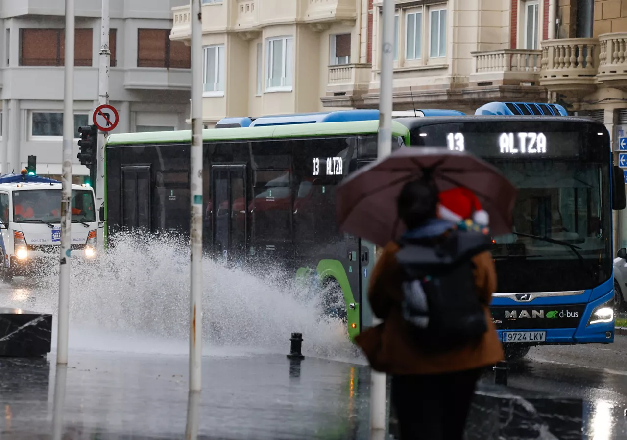 GRAFCAV7355. SAN SEBASTIÁN (ESPAÑA), 03/12/2025.- Los cielos en el País Vasco se presentan este miércoles nubosos con chubascos, especialmente en el litoral, donde podrán ser tormentosos, la cota de nieve subirá desde los 1.000 hasta los 1.200 metros, las temperaturas descenderán y el viento soplará del oeste, con rachas fuertes en zonas expuestas. El estado de la mar, en el Cantábrico hasta las veinte millas, será de marejada a fuerte marejada, la mar de fondo del noroeste levantará olas en torno a 3 o 3,5 metros de altura y el viento soplará del oeste, fuerza 4 a 5. EFE/Juan Herrero.
