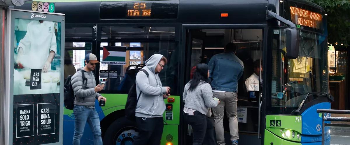 GRAFCAV5250. SAN SEBASTIÁN (ESPAÑA), 15/10/2025.- El Gobierno Vasco ha fijado para este miércoles 15 de octubre, día en el que hay convocados paros en apoyo a los palestinos, servicios mínimos del 30 % en el transporte público, mientras que los hospitales funcionarán con el personal habitual de los festivos, la Atención Primaria con el de los sábados y en las escuelas deberá haber al menos un profesor por cada etapa educativa. En la imagen autobuses urbanos este martes en el Bulevar de San Sebastián. EFE/Juan Herrero
