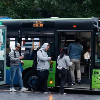 GRAFCAV5250. SAN SEBASTIÁN (ESPAÑA), 15/10/2025.- El Gobierno Vasco ha fijado para este miércoles 15 de octubre, día en el que hay convocados paros en apoyo a los palestinos, servicios mínimos del 30 % en el transporte público, mientras que los hospitales funcionarán con el personal habitual de los festivos, la Atención Primaria con el de los sábados y en las escuelas deberá haber al menos un profesor por cada etapa educativa. En la imagen autobuses urbanos este martes en el Bulevar de San Sebastián. EFE/Juan Herrero

