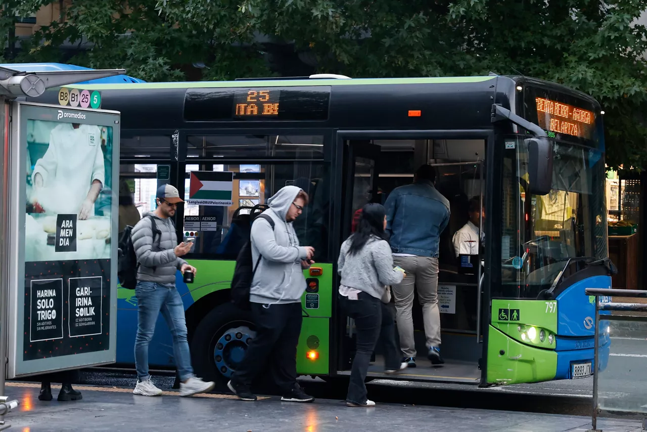 GRAFCAV5250. SAN SEBASTIÁN (ESPAÑA), 15/10/2025.- El Gobierno Vasco ha fijado para este miércoles 15 de octubre, día en el que hay convocados paros en apoyo a los palestinos, servicios mínimos del 30 % en el transporte público, mientras que los hospitales funcionarán con el personal habitual de los festivos, la Atención Primaria con el de los sábados y en las escuelas deberá haber al menos un profesor por cada etapa educativa. En la imagen autobuses urbanos este martes en el Bulevar de San Sebastián. EFE/Juan Herrero
