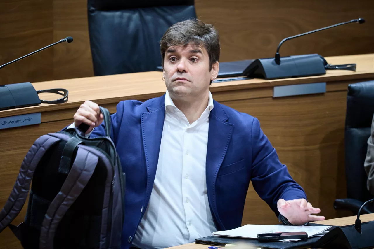 El portavoz del grupo parlamentario Geroa Bai, Pablo Azcona, durante el debate sobre el Estado de la Comunidad, en el Parlamento de Navarra, a 24 de septiembre de 2026, en Pamplona, Navarra (España). El pleno del Parlamento de Navarra celebra este jueves y el viernes, 24 y 25 de septiembre, el último Debate sobre el Estado de la Comunidad foral correspondiente a la XI Legislatura.



Eduardo Sanz / Europa Press

24/9/2026