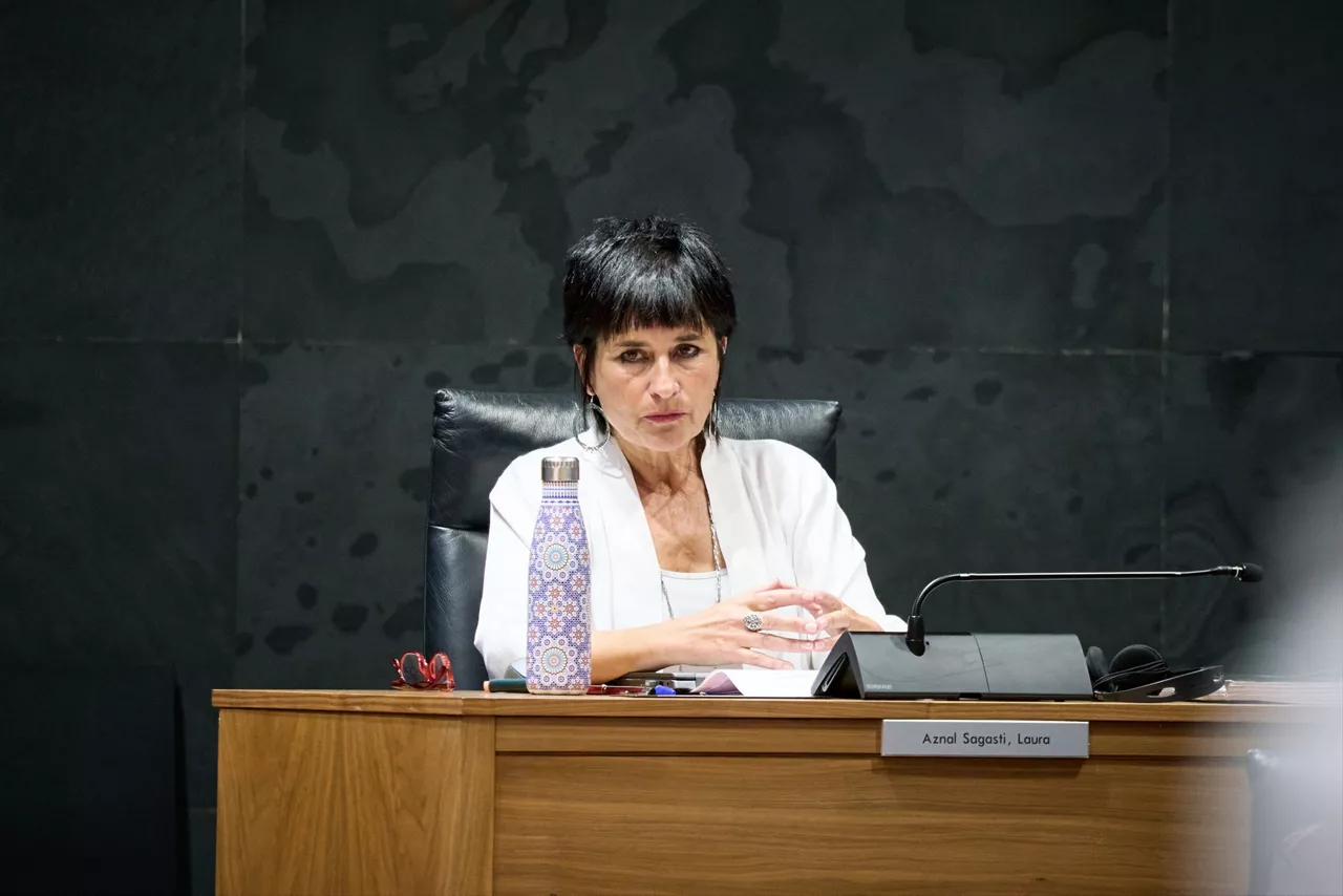 La portavoz de EH Bildu en el Parlamento de Navarra, Laura Aznal, durante el debate sobre el Estado de la Comunidad, en el Parlamento de Navarra, a 24 de septiembre de 2026, en Pamplona, Navarra (España). El pleno del Parlamento de Navarra celebra este jueves y el viernes, 24 y 25 de septiembre, el último Debate sobre el Estado de la Comunidad foral correspondiente a la XI Legislatura.



Eduardo Sanz / Europa Press

24/9/2026