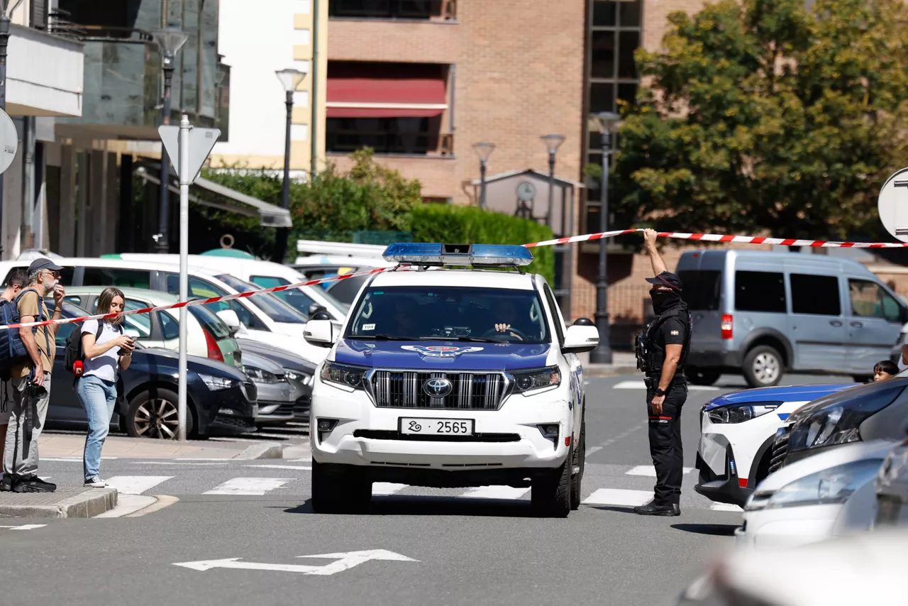 SAN SEBASTIÁN, 02/09/2026.- Agentes de la ertxaintxa investigan este miércoles una lonja perteneciente a la familia del presunto asesino del taxista que falleció anoche en Azpeitia. EFE/Juan Herrero
