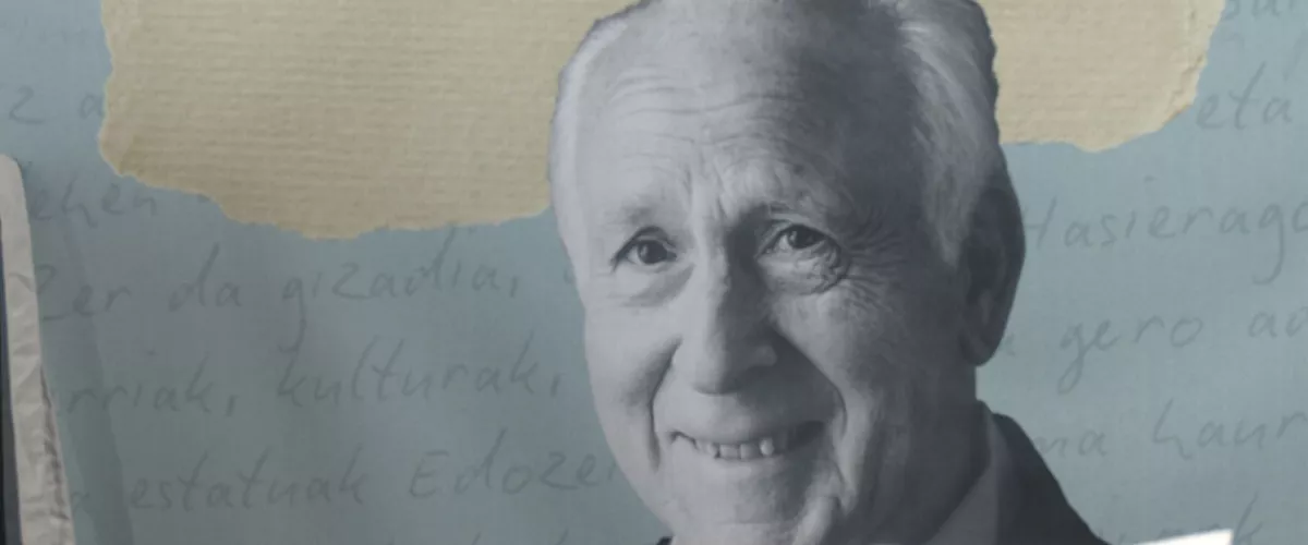 Joxe Azurmendiri aitortza ekitaldia egin diote Durangoko Azokaren azken egunean