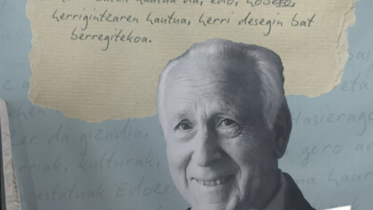 Joxe Azurmendiri aitortza ekitaldia egin diote Durangoko Azokaren azken egunean