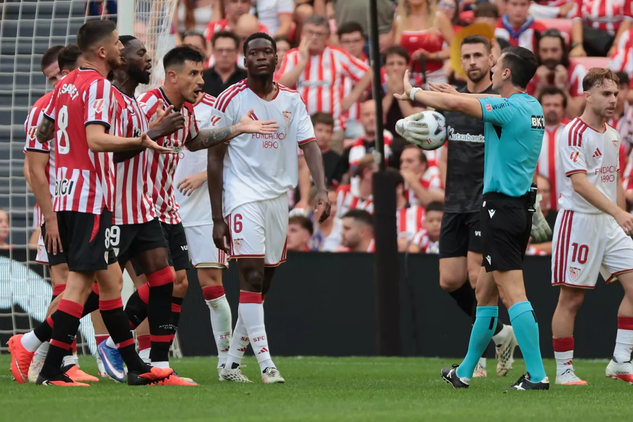 BILBAO, 22/08/2026.- El árbitro pita falta ante jugadores de ambos equipos durante el partido de LaLiga entre el Athletic y el Sevilla, este sábado en el estadio de San Mamés. EFE/ Luis Tejido
