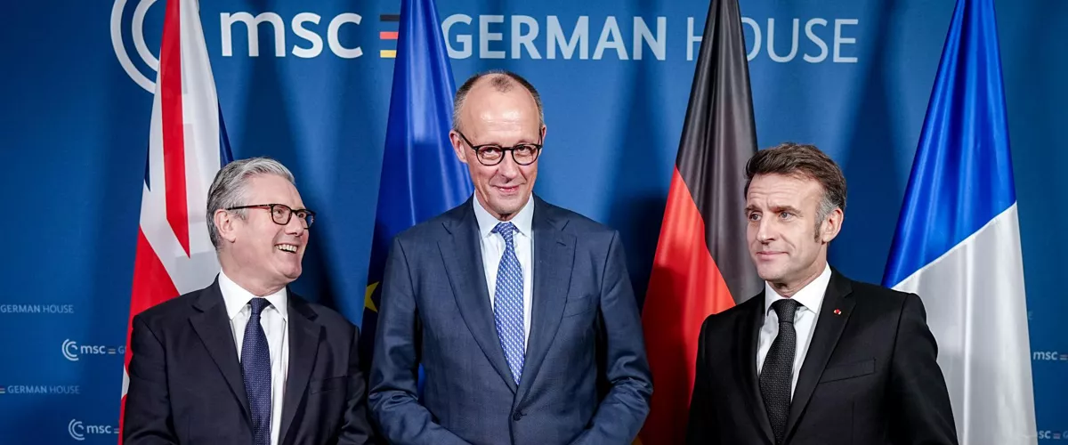 Munich (Germany), 13/02/2026.- German Chancellor Friedrich Merz (C) with French President Emmanuel Macron (R) and British Prime Minister Keir Starmer during a meeting at the 62nd Munich Security Conference on February 13, 2026 in Munich, Germany. The conference, which brings together government leaders, security experts and defence ministers, is taking place at a time when the traditional western political and military alliance is facing rupture due to the policies of U.S. President Donald Trump. (Alemania) EFE/EPA/Kay Nietfeld / POOL
