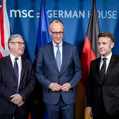 Munich (Germany), 13/02/2026.- German Chancellor Friedrich Merz (C) with French President Emmanuel Macron (R) and British Prime Minister Keir Starmer during a meeting at the 62nd Munich Security Conference on February 13, 2026 in Munich, Germany. The conference, which brings together government leaders, security experts and defence ministers, is taking place at a time when the traditional western political and military alliance is facing rupture due to the policies of U.S. President Donald Trump. (Alemania) EFE/EPA/Kay Nietfeld / POOL

