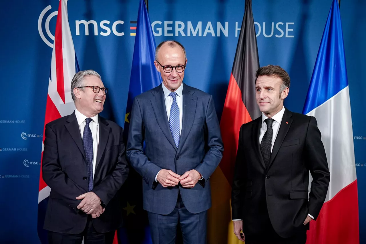 Munich (Germany), 13/02/2026.- German Chancellor Friedrich Merz (C) with French President Emmanuel Macron (R) and British Prime Minister Keir Starmer during a meeting at the 62nd Munich Security Conference on February 13, 2026 in Munich, Germany. The conference, which brings together government leaders, security experts and defence ministers, is taking place at a time when the traditional western political and military alliance is facing rupture due to the policies of U.S. President Donald Trump. (Alemania) EFE/EPA/Kay Nietfeld / POOL
