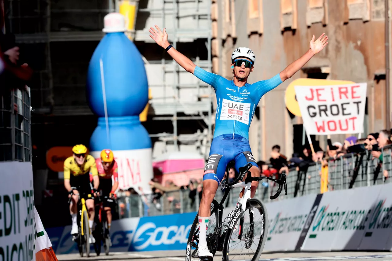 Camerino (Italy), 14/03/2026.- Mexican rider Isaac Del Toro of team UAE Team Emirates XRG wins the 6th stage of the Tirreno-Adriatico cycling race over 188km from San Severino Marche to Camerino, Italy, 14 March 2026. (Ciclismo, Italia) EFE/EPA/ROBERTO BETTINI
