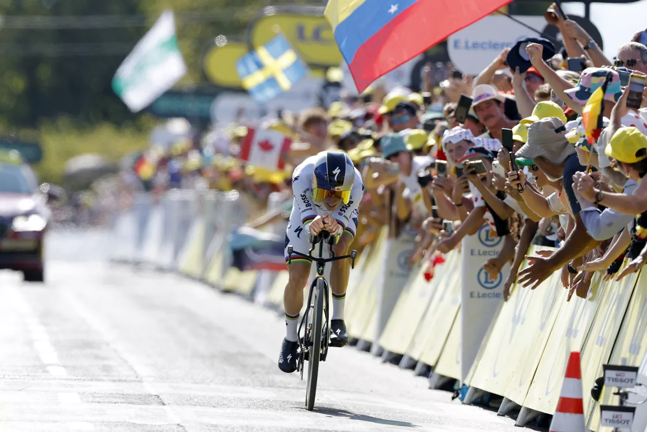 THONON-LES-BAINS (France), 21/07/2026.- Belgian cyclist Remco Evenepoel of Red Bull - Bora - Hansgrohe crosses the finish line of Stage 16 of the Tour de France, a 26.1 km Individual time-trial (ITT) from Evian-les-Bains to Thonon-les-Bains, France, 21 July 2026. (Ciclismo, Francia) EFE/EPA/GUILLAUME HORCAJUELO
