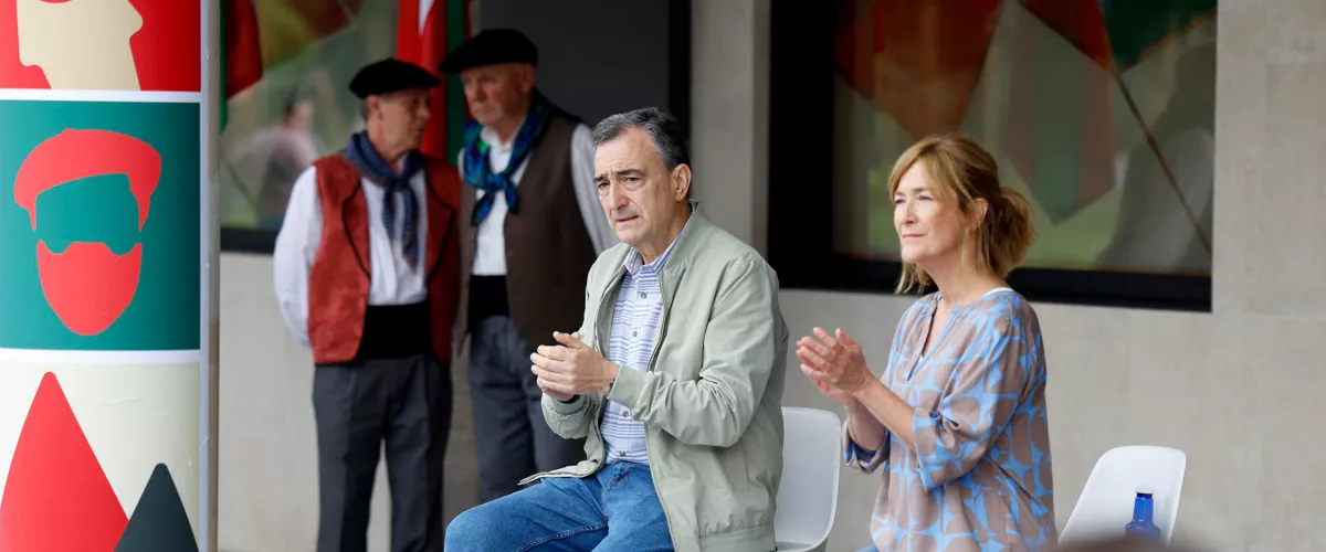 GRAFCAV4245. LASARTE-ORIA (GIPUZKOA) (ESPAÑA), 30/05/2026.- El presidente del PNV, Aitor Esteban (c), participa este sábado en un acto político con motivo de la inauguración de un nuevo batzoki de su partido en una semana marcada por la petición reiterada de la formación nacionalista de un adelanto de las elecciones generales al entender que "la legislatura ha llegado a su fin". EFE/Juan Herrero.
