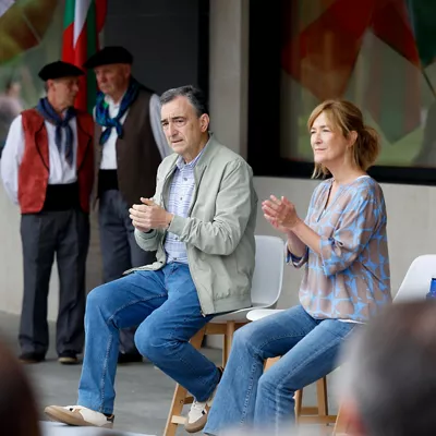 GRAFCAV4245. LASARTE-ORIA (GIPUZKOA) (ESPAÑA), 30/05/2026.- El presidente del PNV, Aitor Esteban (c), participa este sábado en un acto político con motivo de la inauguración de un nuevo batzoki de su partido en una semana marcada por la petición reiterada de la formación nacionalista de un adelanto de las elecciones generales al entender que "la legislatura ha llegado a su fin". EFE/Juan Herrero.

