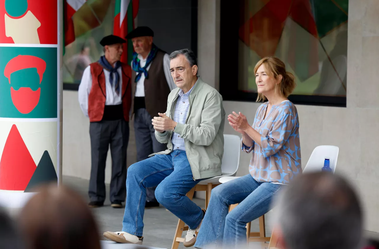 GRAFCAV4245. LASARTE-ORIA (GIPUZKOA) (ESPAÑA), 30/05/2026.- El presidente del PNV, Aitor Esteban (c), participa este sábado en un acto político con motivo de la inauguración de un nuevo batzoki de su partido en una semana marcada por la petición reiterada de la formación nacionalista de un adelanto de las elecciones generales al entender que "la legislatura ha llegado a su fin". EFE/Juan Herrero.
