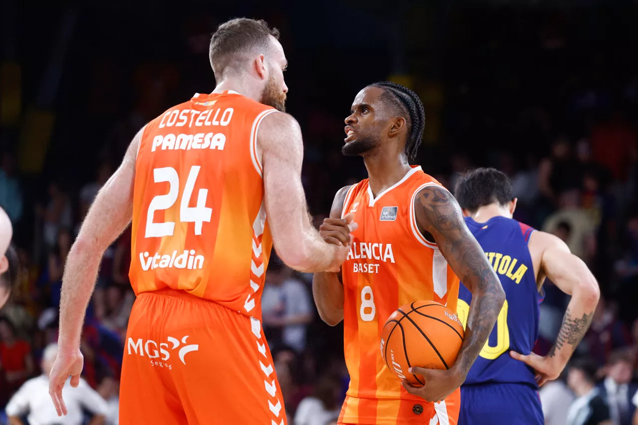 BARCELONA, 22/06/2026.- El escolta dominicano del Valencia Basket Jean Montero (d) y el pívot Matt Costello (i) durante el tercer partido de la final de la Liga Endesa que Barcelona y Valencia Basket disputan este lunes en el Palau Blaugrana, en Barcelona. EFE/Quique García
