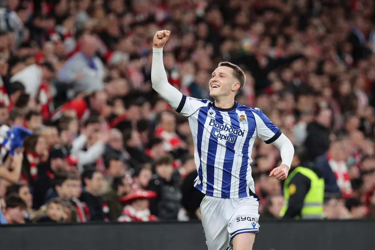BILBAO, 11/02/2026.- El centrocampista de la Real Sociedad, Beñat Turrientes, celebra el primer gol del equipo donostiarra durante el partido de ida de la semifinales de la Copa del Rey que Athletic Club y Real Sociedad disputan este miércoles en el estadio de San Mamés, en Bilbao. EFE/ Luis Tejido
