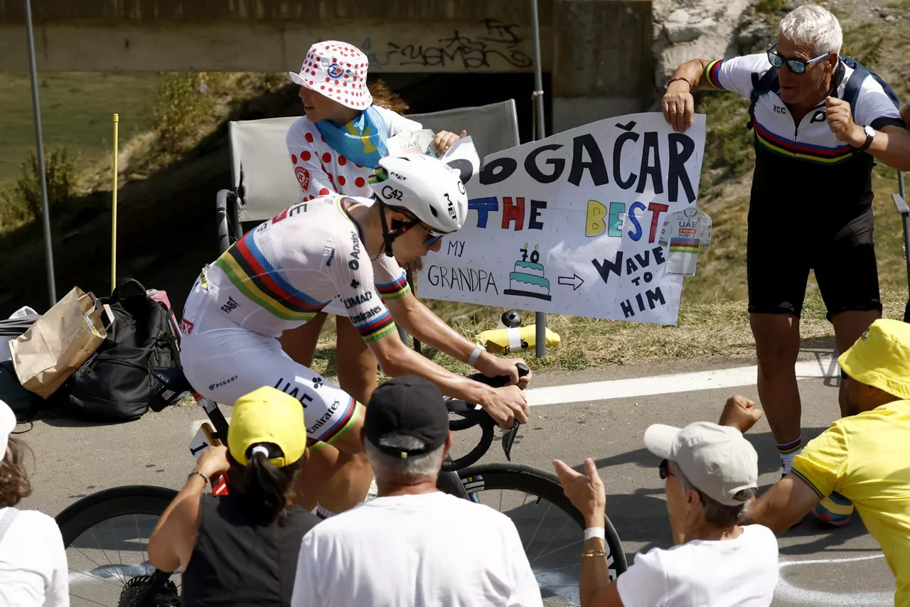 GAVARNIE-GEDRE (France), 09/07/2026.- Slovenian cyclist Tadej Pogacar of UAE Team Emirates XRG in action during Stage 6 of the Tour de France, a 186.2 km route from Pau to Gavarnie-Gedre, France, 09 July 2026. (Ciclismo, Francia) EFE/EPA/YOAN VALAT
