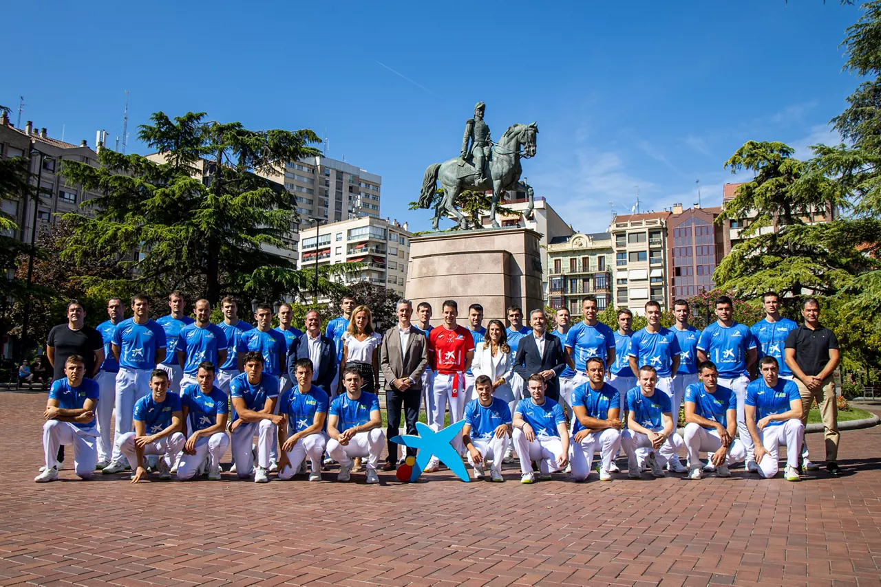 LOGROÑO 01/09/2026.- Foto de grupo en el paseo del Espolón de Logroño, con pelotaris y organizadores. Pelota Pro Liga y CaixaBank como patrocinador oficial, han presentado el Torneo de San Mateo de pelota a mano profesional 2026 que se disputará en el frontón Adarraga del 18 al 27 de septiembre, cerrando así el calendario de verano de pelota profesional. EFE/Raquel Manzanares
