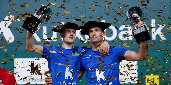 Laso eta Albisu txapeldunak, euren garaikurrekin. Argazkia: EFE