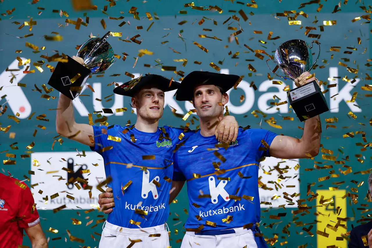 PAMPLONA, 29/03/2026.- Los pelotaris Unai Laso (i) y Jon Albisu (d) celebran su victoria tras la final del XVI Campeonato de Parejas entre Altuna III-Ezkurdia y Laso-Albisu, este domingo, en Pamplona. EFE/ Villar López
