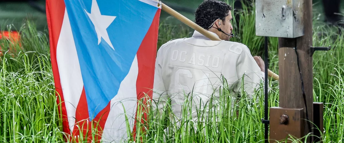 SANTA CLARA (United States), 09/02/2026.- Bad Bunny holds Puerto Rican flag while he performs the NFL Super Bowl LX Apple Music Halftime Show at Levi‚Äôs Stadium in Santa Clara, California, USA, 08 February 2026. The New England Patriots are facing the Seattle Seahawks in Super Bowl LX. EFE/EPA/CHRIS TORRES
