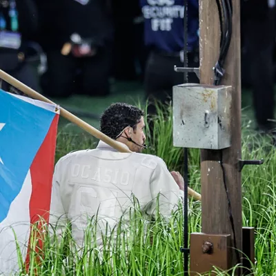 SANTA CLARA (United States), 09/02/2026.- Bad Bunny holds Puerto Rican flag while he performs the NFL Super Bowl LX Apple Music Halftime Show at Levi‚Äôs Stadium in Santa Clara, California, USA, 08 February 2026. The New England Patriots are facing the Seattle Seahawks in Super Bowl LX. EFE/EPA/CHRIS TORRES
