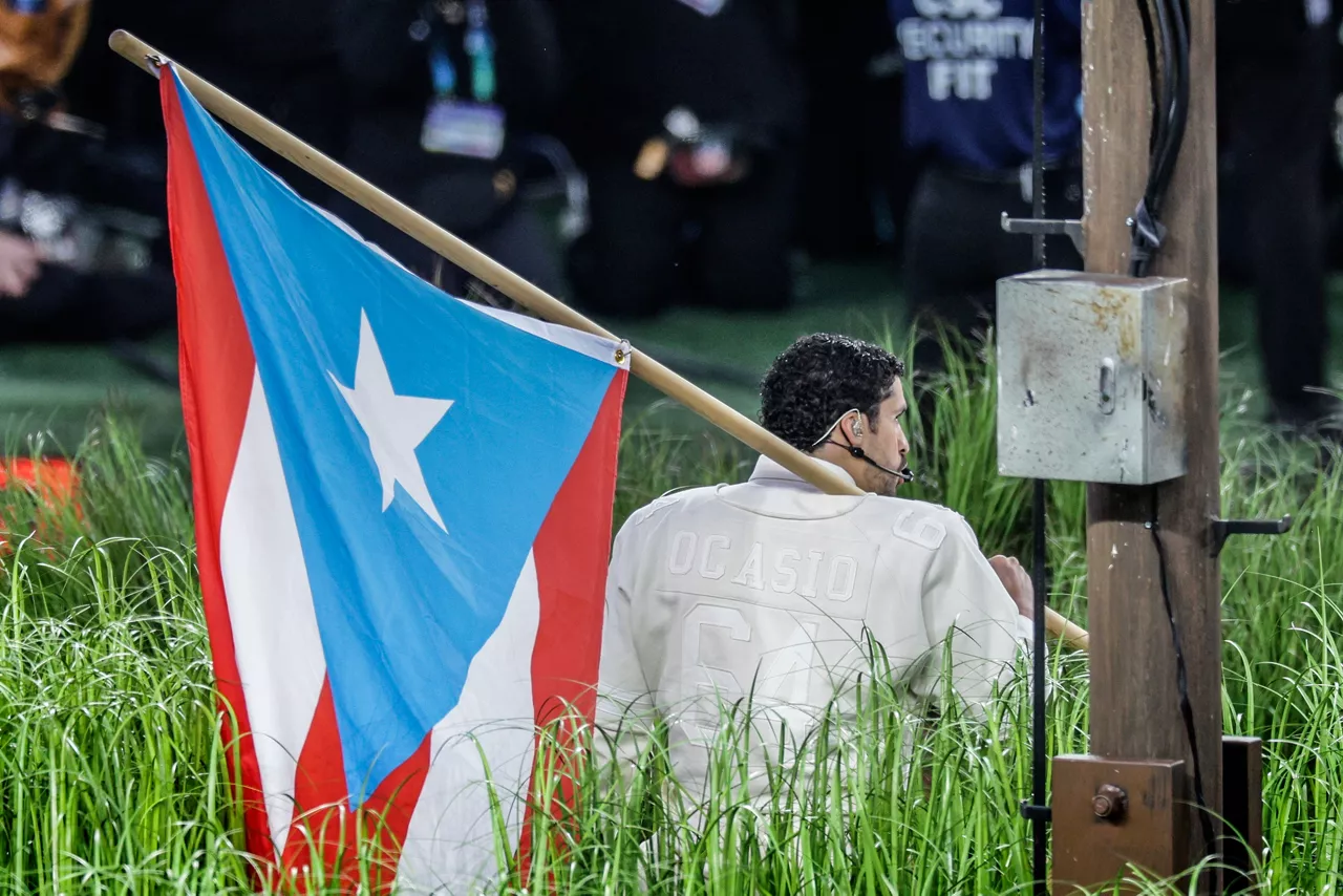 SANTA CLARA (United States), 09/02/2026.- Bad Bunny holds Puerto Rican flag while he performs the NFL Super Bowl LX Apple Music Halftime Show at Levi‚Äôs Stadium in Santa Clara, California, USA, 08 February 2026. The New England Patriots are facing the Seattle Seahawks in Super Bowl LX. EFE/EPA/CHRIS TORRES
