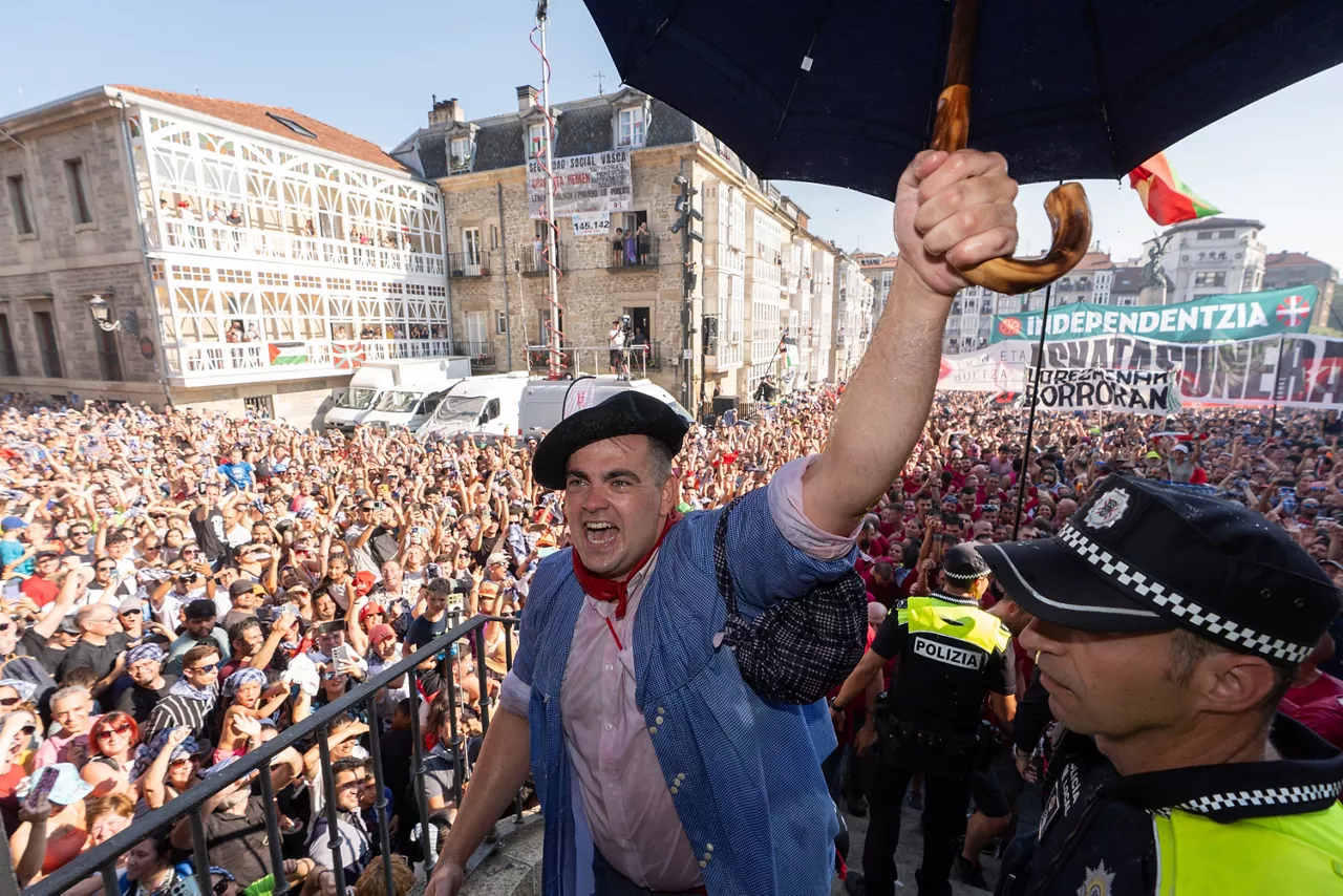 (Foto de ARCHIVO)

Bajada del Celedón durante el inicio de las fiestas de ‘La Blanca’ 2025, a 4 de agosto de 2025, en Vitoria-Gasteiz, Álava, País Vasco (España). Las fiestas de Vitoria en honor a la Virgen Blanca comienzan hoy, 4 de agosto, con la bajada del celedón y el tradicional chupinazo y se alargan hasta el 9 de agosto. Mañana, es el día grande de las fiestas, en el que tiene lugar la ofrenda floral y Aurresku de honor a la Virgen Blanca por las cuadrillas de Blusas y Neskas. Además, hay comparsas de gigantes y cabezudos, conciertos de la banda de música de la corporación municipal y otras actividades, como suelta de vaquillas o campeonato de bolo alavés.



Iñaki Berasaluce / Europa Press

04/8/2025