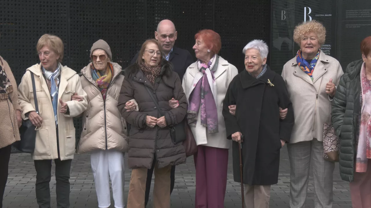 Getariako Balenciaga Museoko Igor Uriak, hamar urte eman ditu Cristobal Balenciaga, jostun handiaren tailerretan lan egin zuten emakumeen lekukotzak biltzen. 