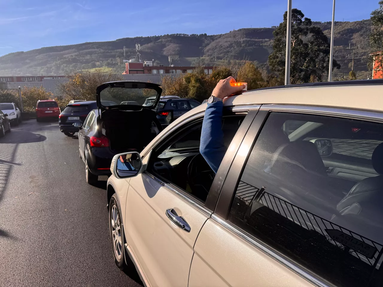GRAFCAV7323. BILBAO, 03/12/2025.- Un conductor coloca una baliza de emergencias. La obligatoriedad de contar con una baliza V16 en cada vehículo desde el 1 de enero ha multiplicado las oferta de estos dispositivos y una empresa familiar de Gernika ha presentado un modelo homologado pero con una luz mucho más potente que las convencionales y con hasta dos horas y media de batería. EFE/Luis Tejido
