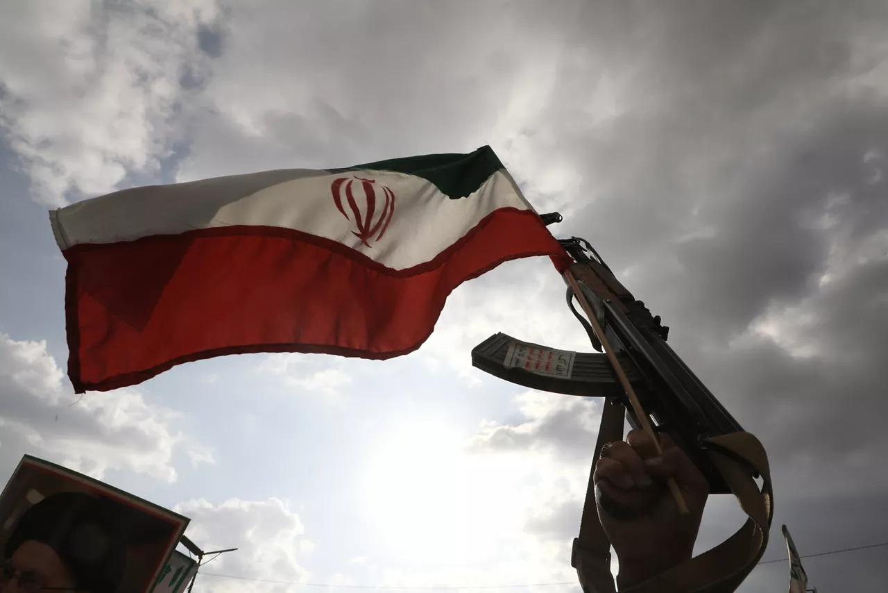 SANA'A (Yemen), 01/03/2026.- A Houthi supporter holds up a weapon and waves an Iranian flag during a protest against US-Israeli attacks on Iran, in Sana'a, Yemen, 01 March 2026. Iran officially confirmed on 01 March that Supreme Leader Ali Khamenei was killed in a joint US-Israeli military operation conducted on 28 February 2026. (Protestas) EFE/EPA/YAHYA ARHAB
