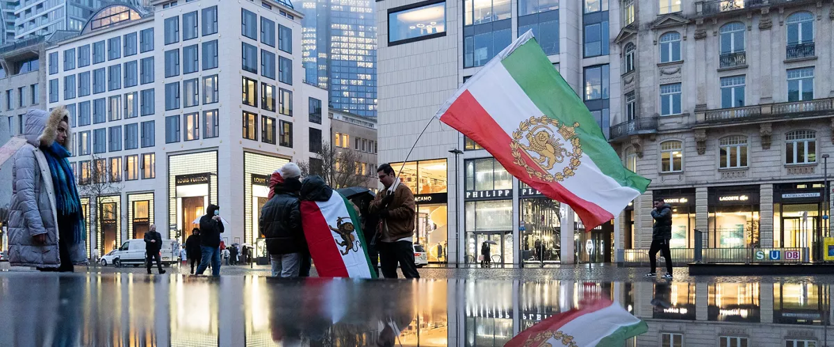 Frankfurt (Germany), 12/01/2026.- Demonstrators take part in a protest against the Iranian government in Frankfurt, Germany, 12 January 2026. Since 28 December 2025, nationwide anti-government protests have taken place across Iran despite a heavy crackdown. (Protestas, Alemania) EFE/EPA/MATIAS BASUALDO
